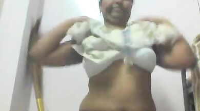 South ki kamuk aunty ne webcam par chut dikhai