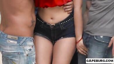 Hard xxx chudai karwai 3 lund se gori ladki ne