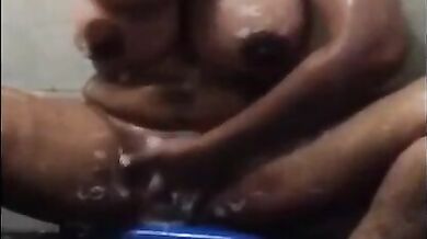 Busty mami ka nude nahane ka video