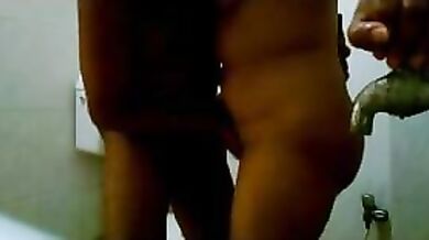 Pyasi bhabhi ko choda bathroom me