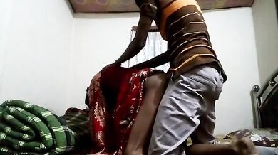 Desi chachi ki saree utha ke chudai