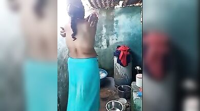 Dehati chachi ka nahane ka nanga video