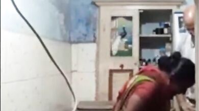 Gujarati doctor ne bhabhi ki chut me ungli ki