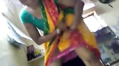 Saree wali kamwali ko lund par bithaya