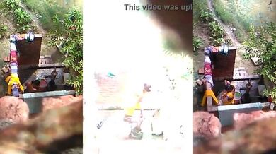 Khule me nahati hui desi bhabhi