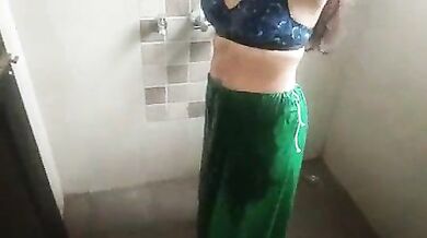 Desi bhabhi ki bathroom me chudai