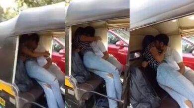 Auto me kiss aur romance