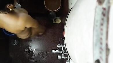 Devar ne bhabhi ka nude bathroom video banaya