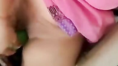 Desi girl ka cucumber fucking