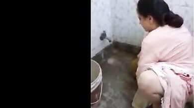 Aunty ke mutne ka video banaya