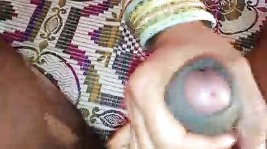 Aunty ne lund hila ke bur marwai