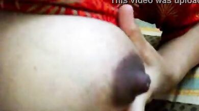 Bhabhi ne chuchi se doodh nikala