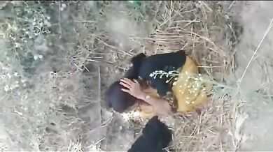 Rajasthani bhabhi ne khet me loda chusa