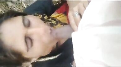 Rajasthani bhabhi ne khet me loda chusa