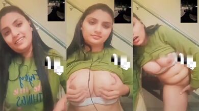 Videocall pe cute girl nai dikhai big boobs ki chut mai ungli