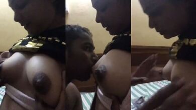 Girlfriend k boobs pe chaante maarte hue chusa boobs