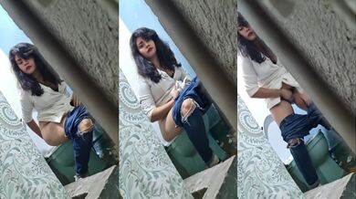 Toilet k andar ladke nai chupke se banaya didi ka video